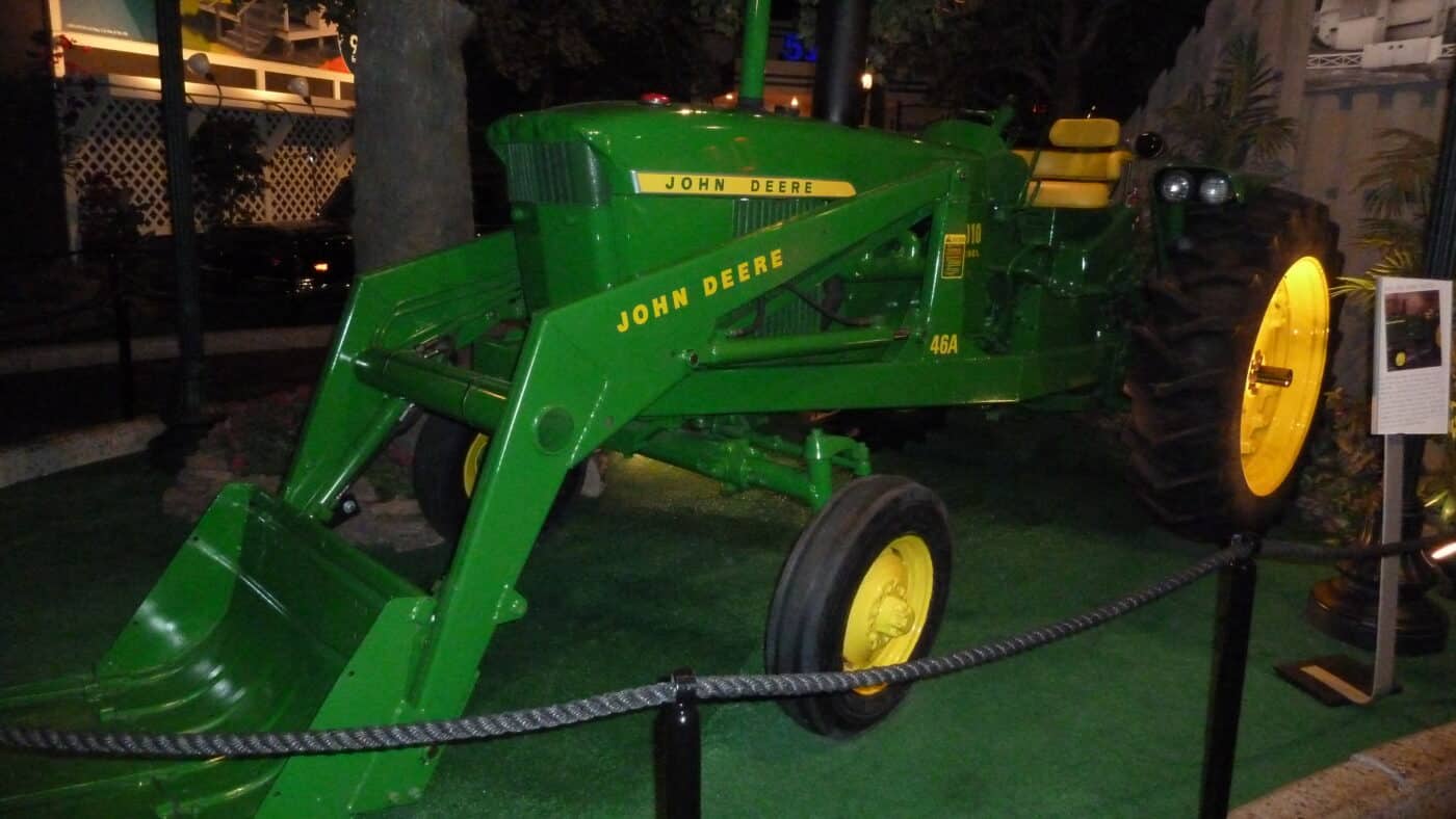 Venue/Architecture.

Exhibición de tractor John Deere en Inmobiliare Summits, evento de real estate en México. Diseño y tecnología agrícola en la conferencia LATAM.