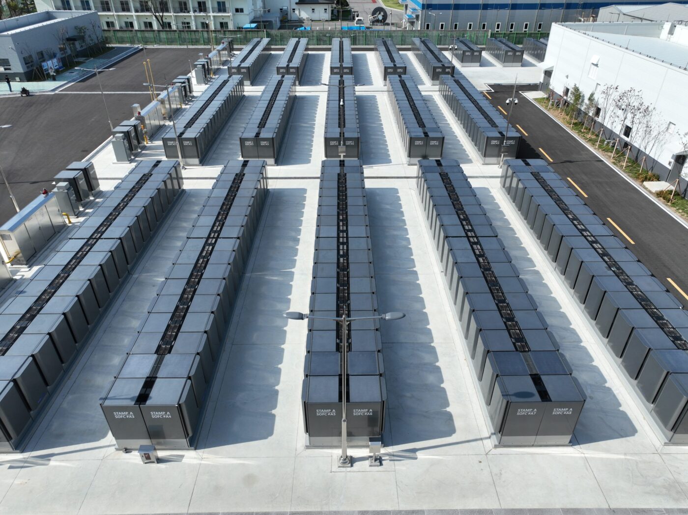 Vista aérea de celdas de combustible para Real Estate, energía renovable y sostenible. Instalación con múltiples unidades en exterior.