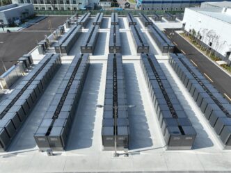 Vista aérea de celdas de combustible para Real Estate, energía renovable y sostenible. Instalación con múltiples unidades en exterior.