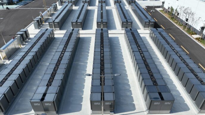 Vista aérea de celdas de combustible para Real Estate, energía renovable y sostenible. Instalación con múltiples unidades en exterior.