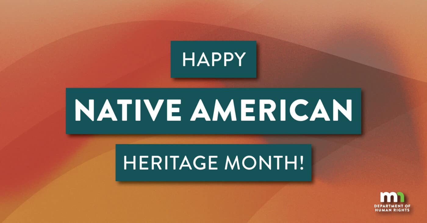 Celebración del Mes del Patrimonio Nativo Americano en Minnesota. Texto: 'Feliz Mes del Patrimonio Nativo Americano' sobre fondo anaranjado.
