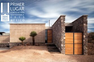 Edificación sostenible Cemex, ganadora de premio, con diseño moderno de piedra y madera. Certificados Bursátiles dedicados a la sostenibilidad.