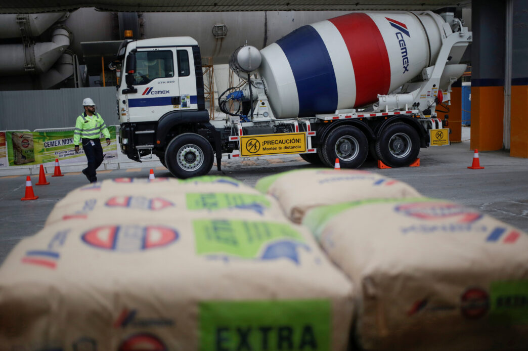 Sponsors/Branding.

Camión de Cemex con sacos de cemento en primer plano. Solución innovadora para el sector *real estate* en *México*. #InmobiliareSummits