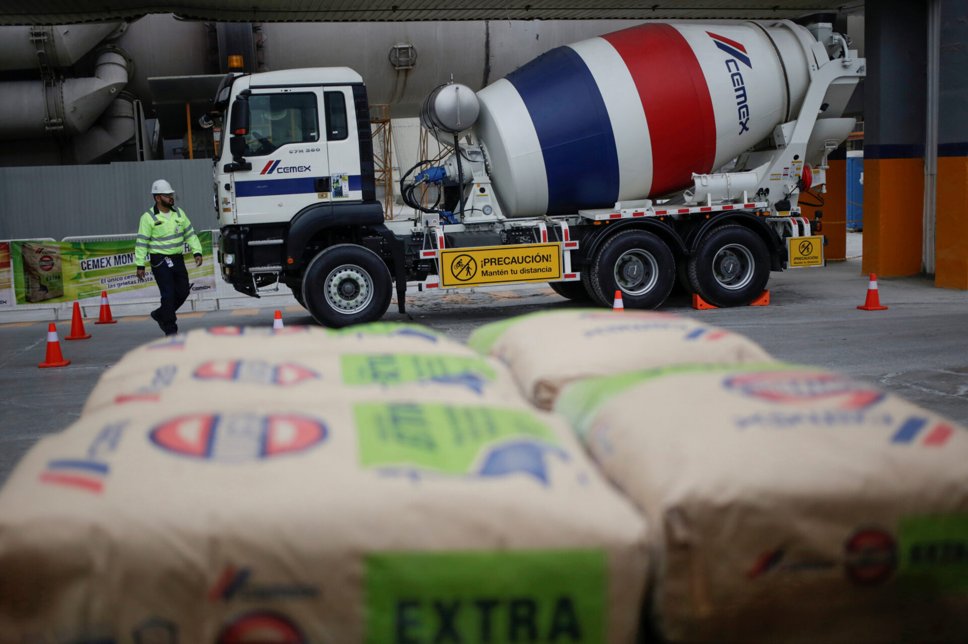 Sponsors/Branding.

Camión de Cemex con sacos de cemento en primer plano. Solución innovadora para el sector *real estate* en *México*. #InmobiliareSummits