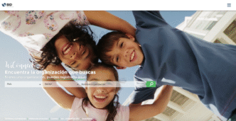 Imagen promocional del balneario sostenible en Colima remodelado por Cemex, mostrando la alegría de los niños en un entorno renovado y ecológico.