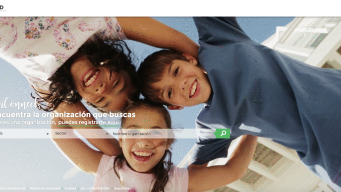 Imagen promocional del balneario sostenible en Colima remodelado por Cemex, mostrando la alegría de los niños en un entorno renovado y ecológico.