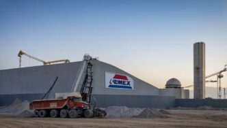 Planta de Cemex en República Dominicana con camión de volteo y grúas. Venta de operaciones de Cemex en RD. Industria del cemento y construcción.