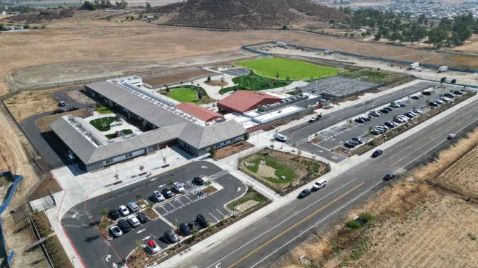 venue/architecture

Vista aérea del estacionamiento sostenible de Cemex en Baja California. Inmobiliare Summits destaca la innovación en real estate México.