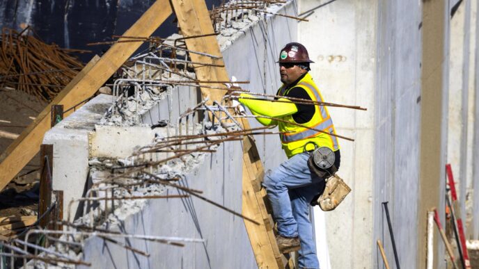 Venue/architecture.

Trabajador en obra de construcción en México, asegurando varillas de refuerzo. Sector inmobiliario y desarrollo urbano en la ciudad.