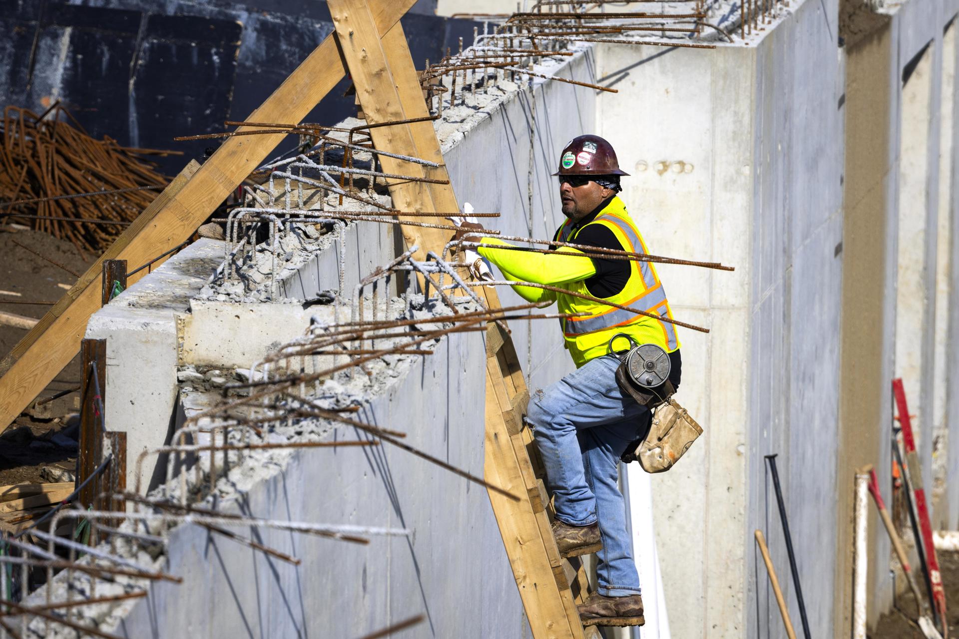 Venue/architecture.

Trabajador en obra de construcción en México, asegurando varillas de refuerzo. Sector inmobiliario y desarrollo urbano en la ciudad.