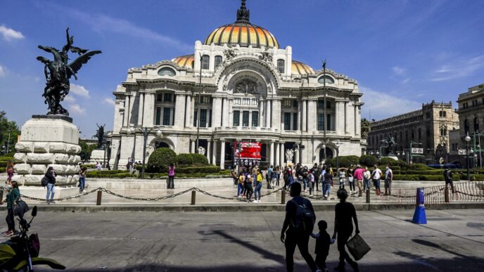 Venue/architecture.

Fachada del Palacio de Bellas Artes en Ciudad de México, sede de Inmobiliare Summits. Arquitectura icónica en evento de real estate LATAM.