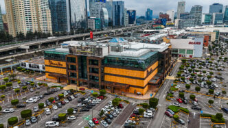 Vista aérea de Antara Fashion Hall, uno de los centros comerciales líderes en CDMX, con tiendas departamentales y estacionamiento lleno. Arquitectura moderna.