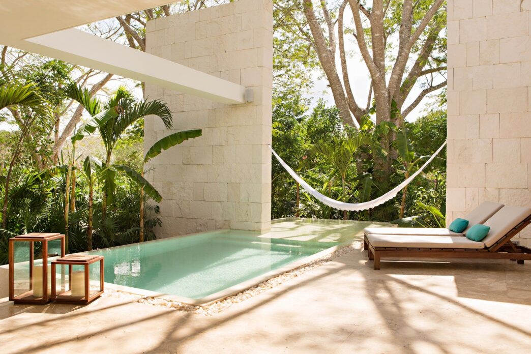 Venue/architecture.

Arquitectura moderna en Tulum, México. Piscina privada y hamaca en Chablé Hotels, un destino ideal para eventos Inmobiliare Summits LATAM.