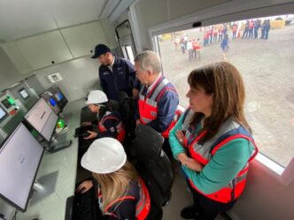 Venue/architecture.

Visitantes observan operaciones portuarias en el Inmobiliare Summits LATAM. Interés en logística e infraestructura en conferencia de real estate.