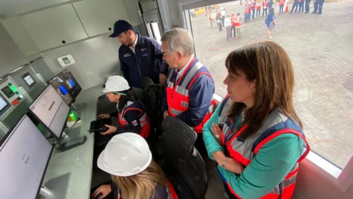 Venue/architecture.

Visitantes observan operaciones portuarias en el Inmobiliare Summits LATAM. Interés en logística e infraestructura en conferencia de real estate.