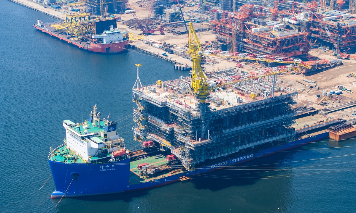 city/destination

Barco transporta estructura en construcción. Astilleros y grúas en el puerto. Cosco Shipping.