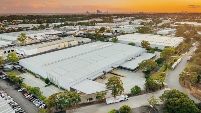 Vista aérea de un parque industrial al atardecer, mostrando el impacto del cierre del fondo industrial de BGO en el sector de Real Estate.