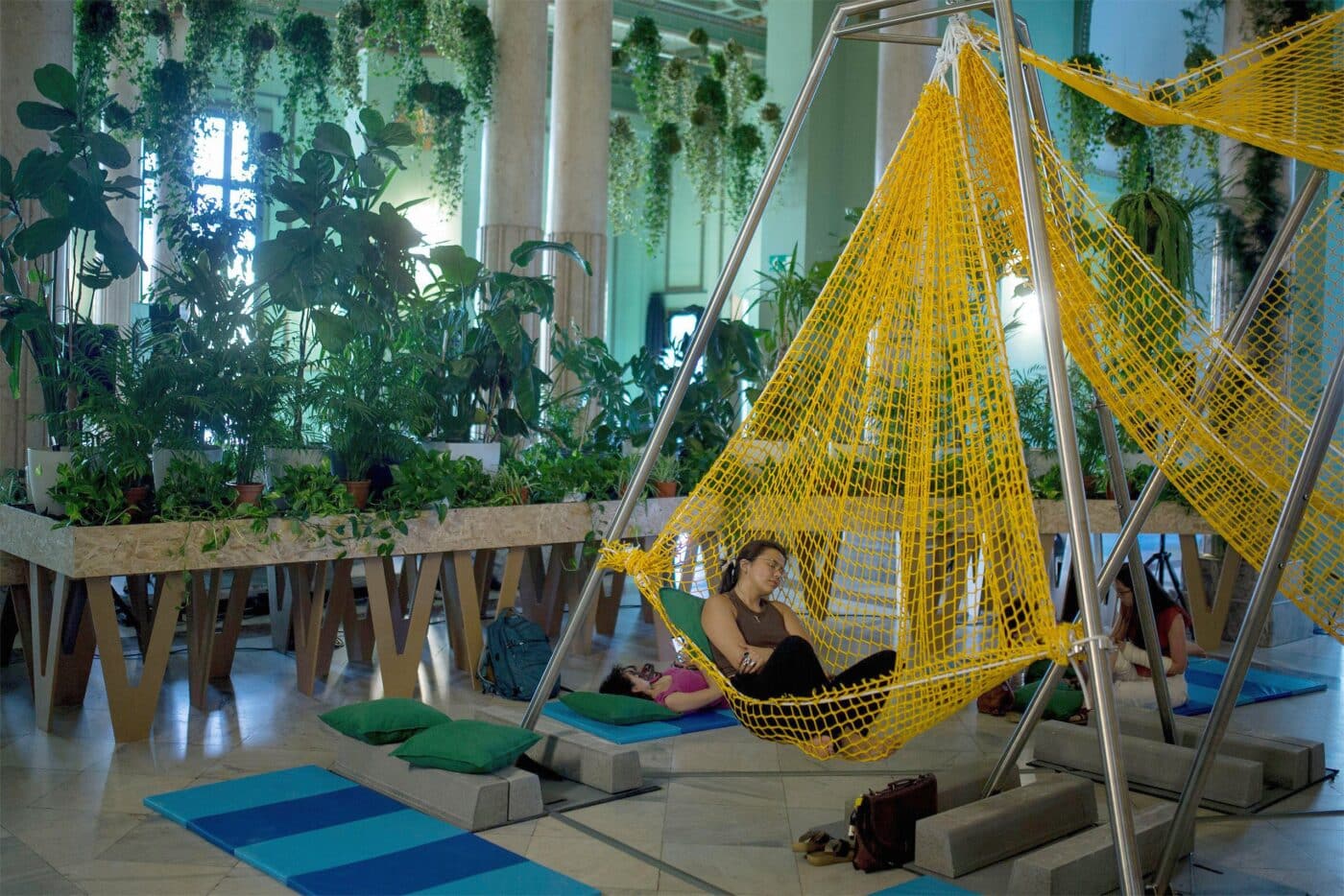 Venue/architecture.

Personas descansando en hamacas en Inmobiliare Summits, un espacio verde en la ciudad. Fomentando el esparcimiento en áreas verdes.