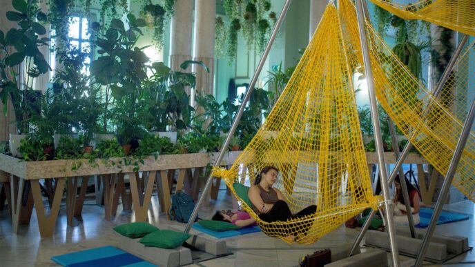 Venue/architecture.

Personas descansando en hamacas en Inmobiliare Summits, un espacio verde en la ciudad. Fomentando el esparcimiento en áreas verdes.