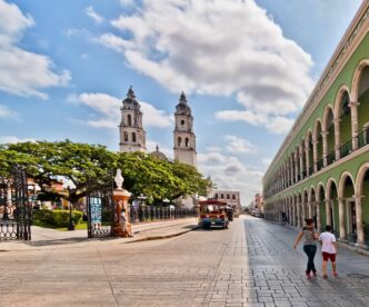 Vista urbana de Mérida, Yucatán, con la catedral y edificios coloniales. Destino cotizado para vivir en México en 2023. Arquitectura y turismo.