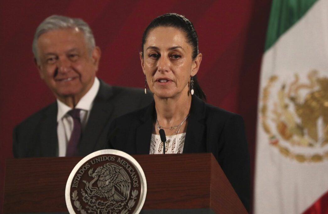 Speakers/headshot

Claudia Sheinbaum, speaker en evento, ofrece discurso. AMLO visible al fondo. Escena de política en México.