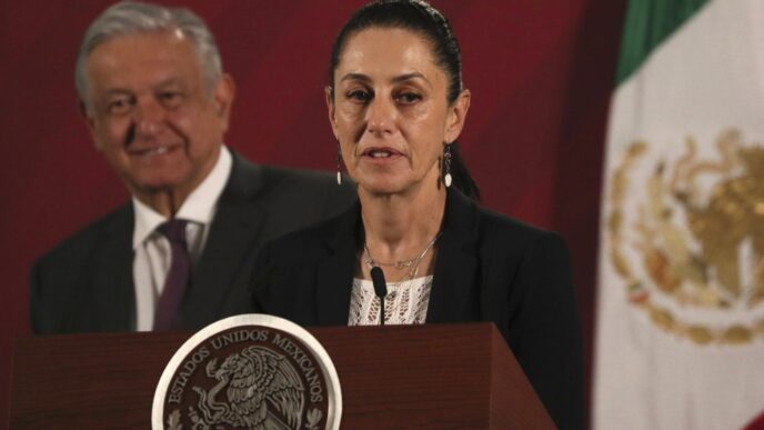 Speakers/headshot

Claudia Sheinbaum, speaker en evento, ofrece discurso. AMLO visible al fondo. Escena de política en México.