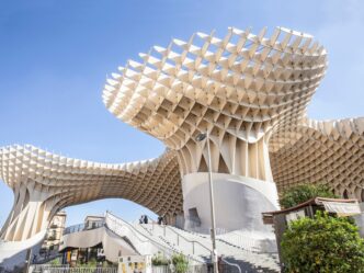 Estructura moderna de madera, Metropol Parasol en Sevilla. Arquitectura del siglo XXI, diseño innovador y escaleras. Claves de la arquitectura.