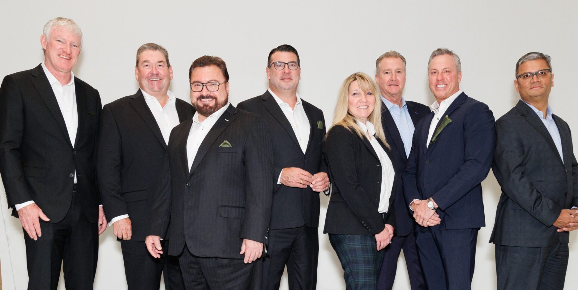 speakers/headshot
Foto grupal de ponentes en Inmobiliare Summits, evento de real estate LATAM. Profesionales posan con trajes formales en la conferencia.