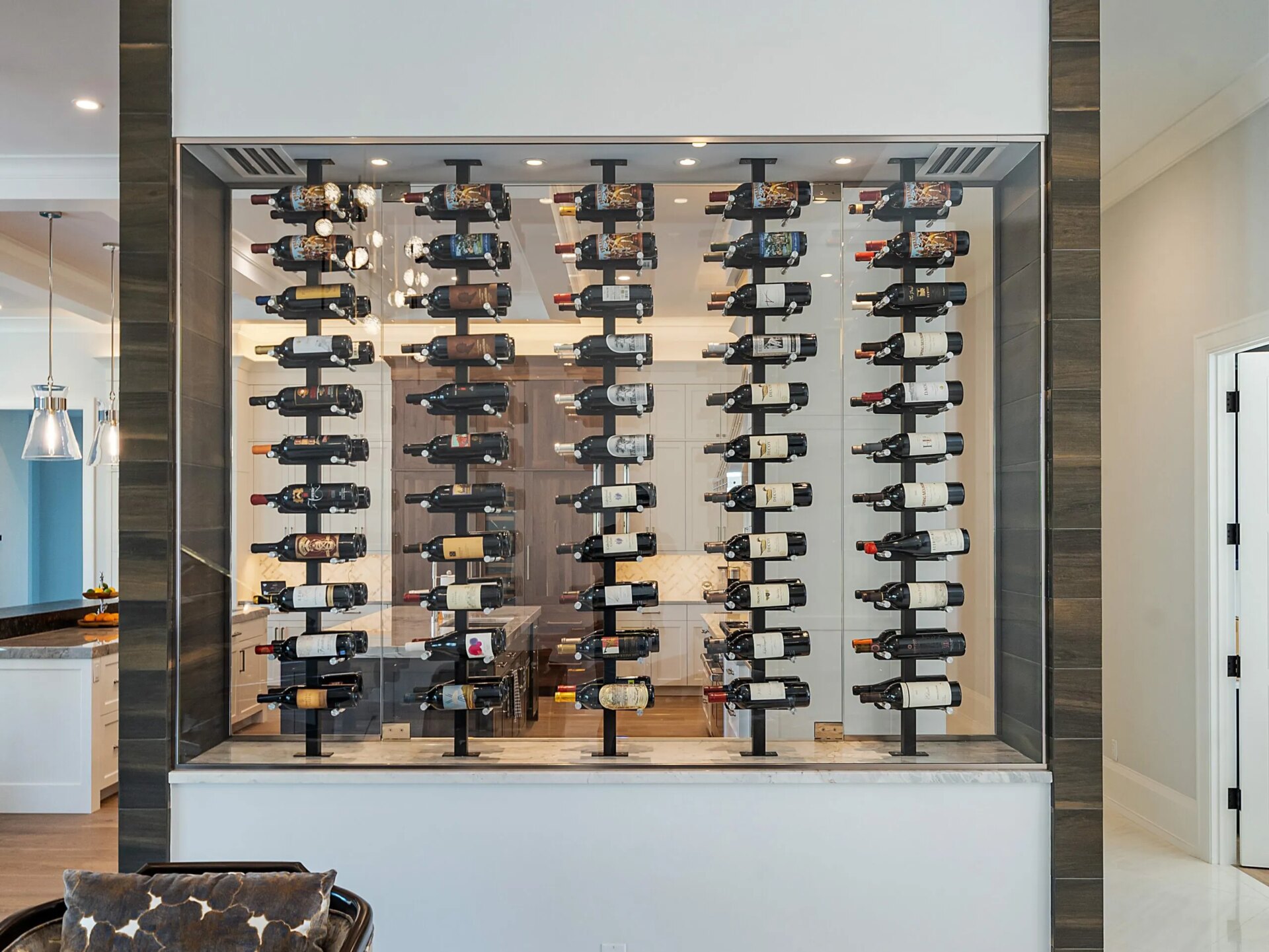 Venue/Architecture.
Diseño interior con botellas de vino en Querétaro. Arquitectura y bienes raíces impulsando el clúster vitivinícola en México.