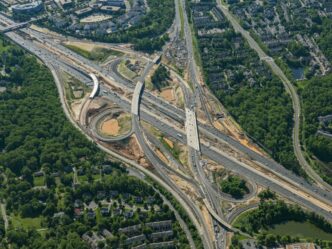 venue/architecture

Vista aérea de intersección de autopistas. Infraestructura vial en la ciudad. Inversión en bienes raíces e Inmobiliare Summits.