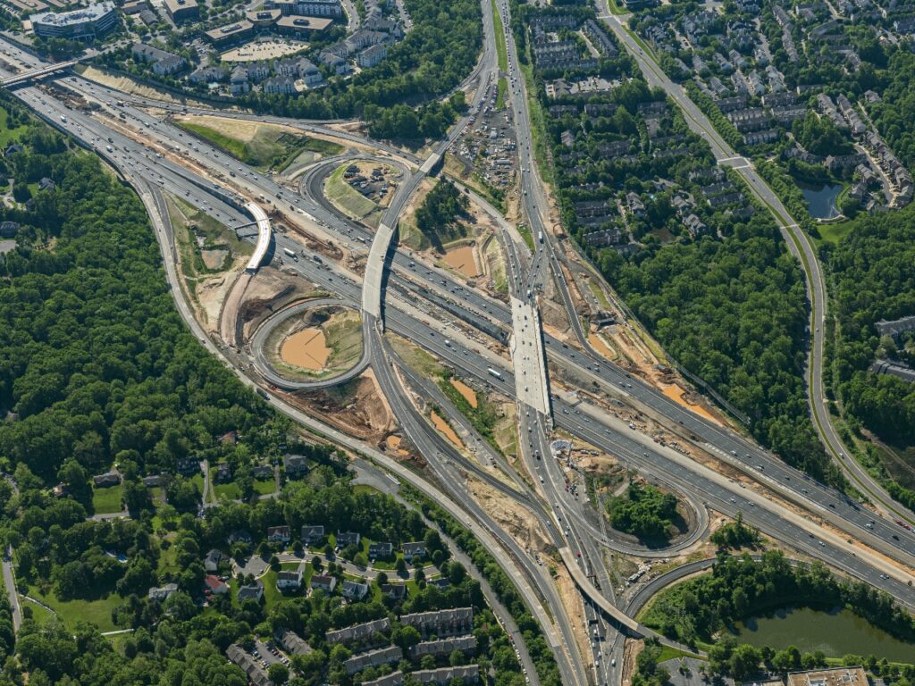 venue/architecture

Vista aérea de intersección de autopistas. Infraestructura vial en la ciudad. Inversión en bienes raíces e Inmobiliare Summits.