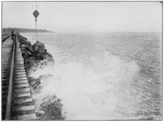 Venue/architecture.

Vista de la costa rocosa de una ciudad en México. Olas rompiendo contra las rocas. Infraestructura costera. Solución hídrica Inmobiliare Summits.