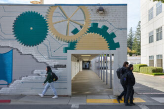 venue/architecture
Personas caminan frente a edificio con mural de engranajes. Espacio para conferencias Inmobiliare Summits. Arquitectura en México.