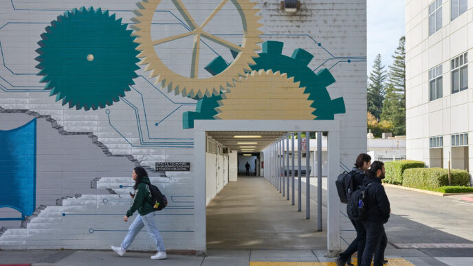 venue/architecture
Personas caminan frente a edificio con mural de engranajes. Espacio para conferencias Inmobiliare Summits. Arquitectura en México.