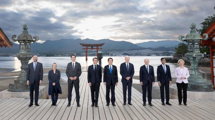 Grupo de líderes mundiales posa ante el torii de Itsukushima. CNET solicita seguridad jurídica, económica y física para el turismo global.