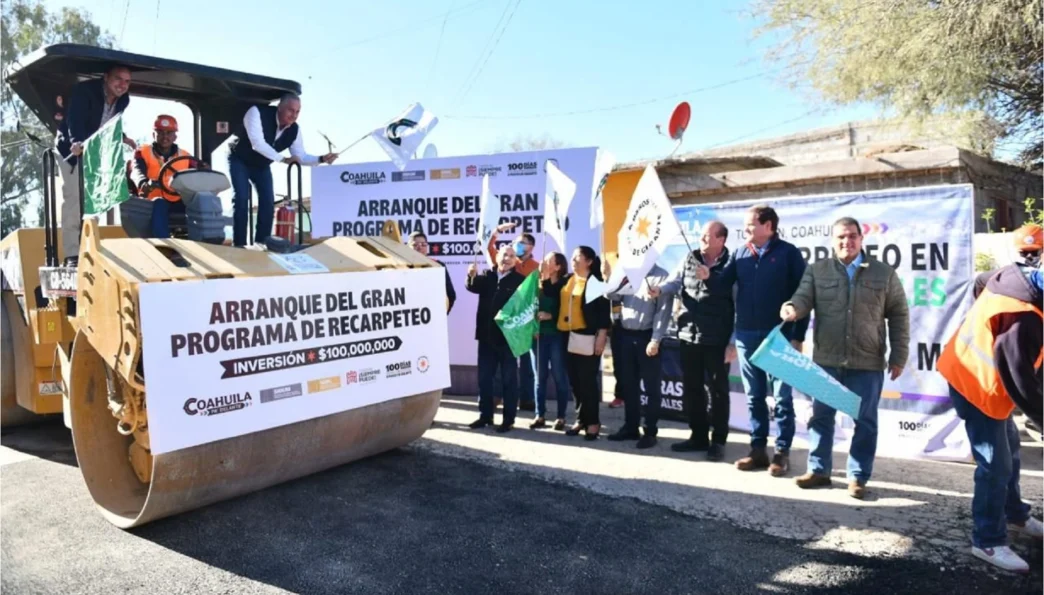 Inicio de obras en Monclova, México. Funcionarios en maquinaria pesada durante el evento. Inmobiliare Summits impulsa el sector real estate.