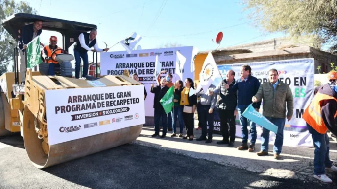 Inicio de obras en Monclova, México. Funcionarios en maquinaria pesada durante el evento. Inmobiliare Summits impulsa el sector real estate.