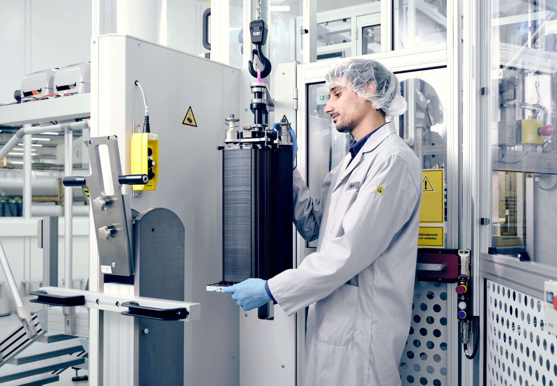 Venue/Architecture.

Operario en planta industrial de Coats Group en Toluca, México. Producción de alta tecnología en sector real estate LATAM.