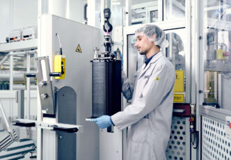 Venue/Architecture.

Operario en planta industrial de Coats Group en Toluca, México. Producción de alta tecnología en sector real estate LATAM.