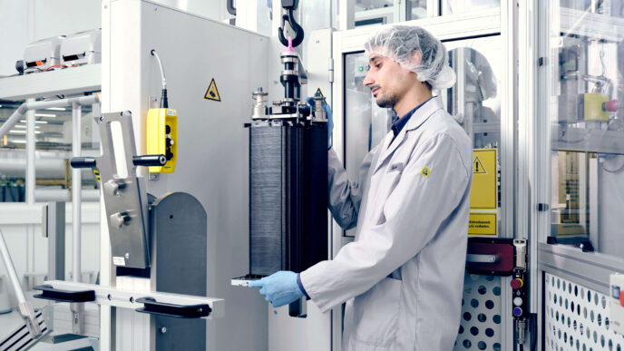 Venue/Architecture.

Operario en planta industrial de Coats Group en Toluca, México. Producción de alta tecnología en sector real estate LATAM.