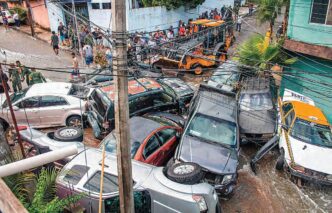 La imagen muestra inundaciones en Veracruz, México, con autos dañados. Impacto en el sector inmobiliario y la ciudad.