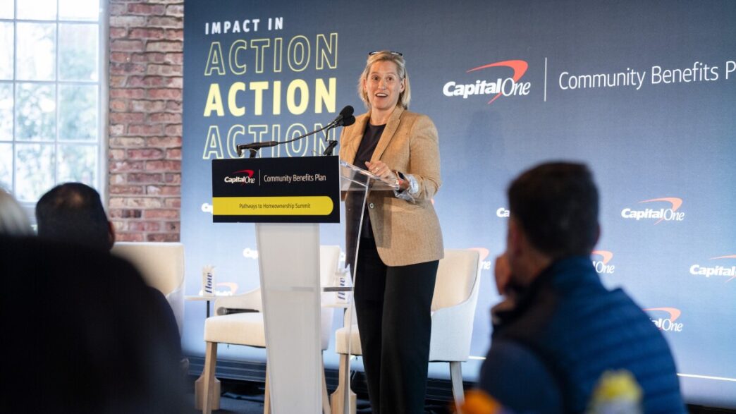 Oradora en evento de Capital One sobre soluciones de vivienda asequible. Presentación sobre el Plan de Beneficios Comunitarios de Capital One.