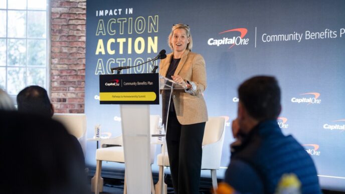 Oradora en evento de Capital One sobre soluciones de vivienda asequible. Presentación sobre el Plan de Beneficios Comunitarios de Capital One.