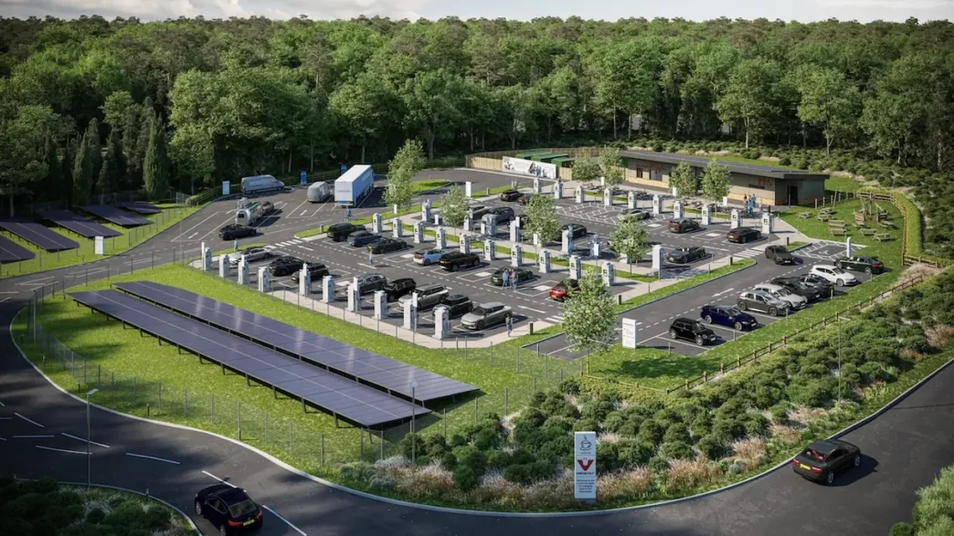 Imagen de la colaboración cleantech: coches eléctricos cargándose en estación con paneles solares, impulsando la transición verde y sostenible.