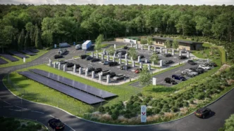 Imagen de la colaboración cleantech: coches eléctricos cargándose en estación con paneles solares, impulsando la transición verde y sostenible.