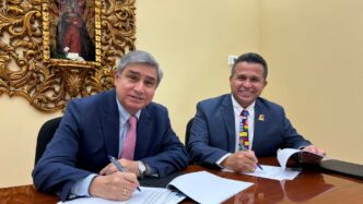 Dos hombres firman acuerdo sobre vivienda en Coahuila. Rectores UAdeC y AMU colaboran en beneficio de ciudadanos. Inmobiliare Summits.