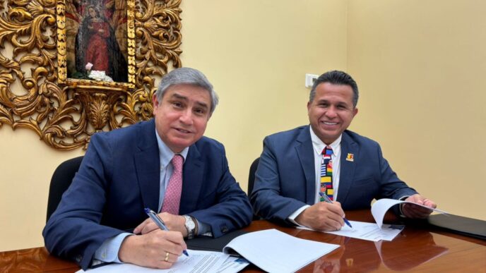 Dos hombres firman acuerdo sobre vivienda en Coahuila. Rectores UAdeC y AMU colaboran en beneficio de ciudadanos. Inmobiliare Summits.