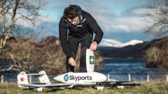 Sponsors/branding.

Hombre ajusta dron de Skyports, socio en Inmobiliare Summits, mostrando innovación en real estate. Proyecto de vertipuertos en Dubái.