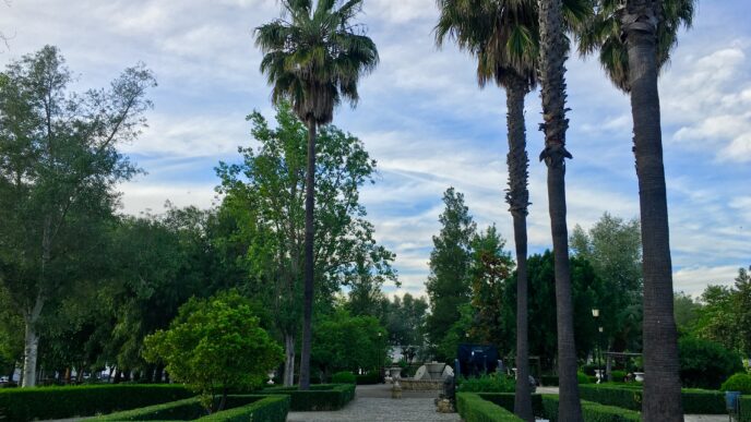 city/destination

Paisaje urbano en Ciudad Frontera, México. Palmeras y vegetación exuberante bajo un cielo azul. Impulso al real estate en LATAM.