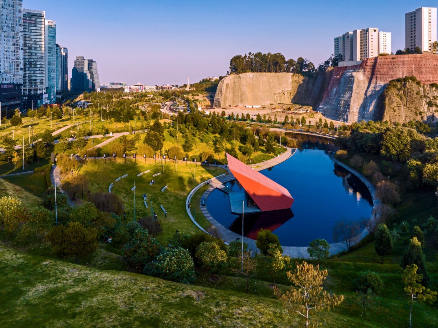 Venue de Inmobiliare Summits en México. Arquitectura de paisaje urbano con lago y edificios. Real estate LATAM conference.